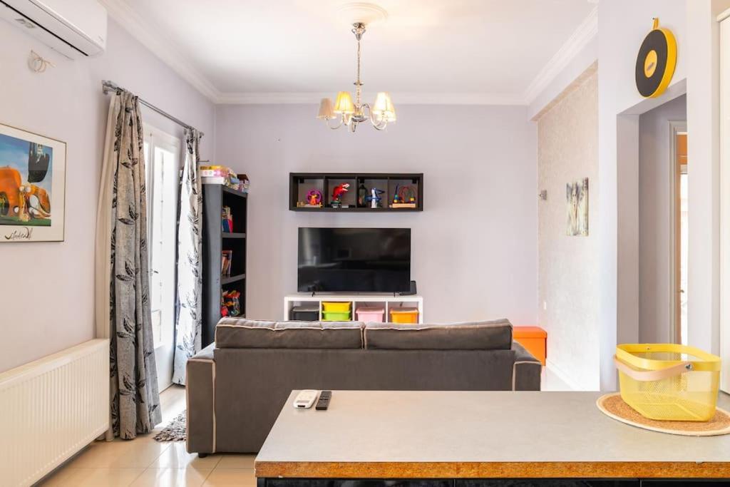 Apartment With Terrace In Piraiki Pireu Exterior foto