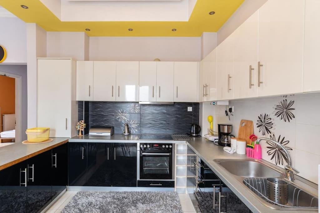 Apartment With Terrace In Piraiki Pireu Exterior foto